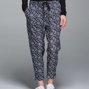 Lululemon Jet Crop Shimmy Shimmer Bla/Wh pants